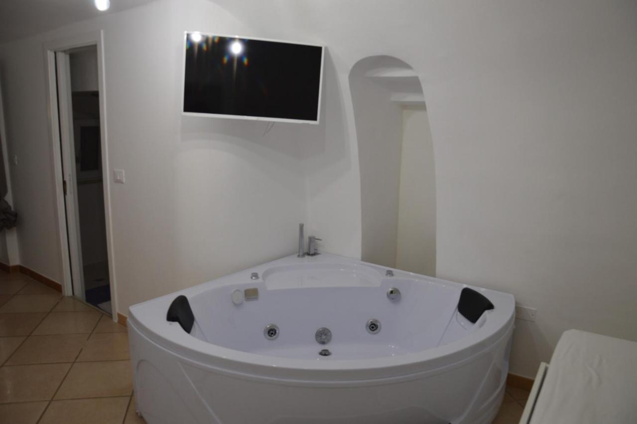 Ostuni 21Mqsuitehomes, Appartamento Con Mini Piscina Privata, Appartamenti Con Vasca Idromassaggio & Appartamenti Standard Eksteriør billede